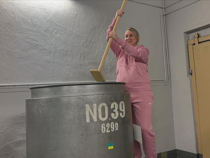 Stirring a fermentation tank in a sake brewery